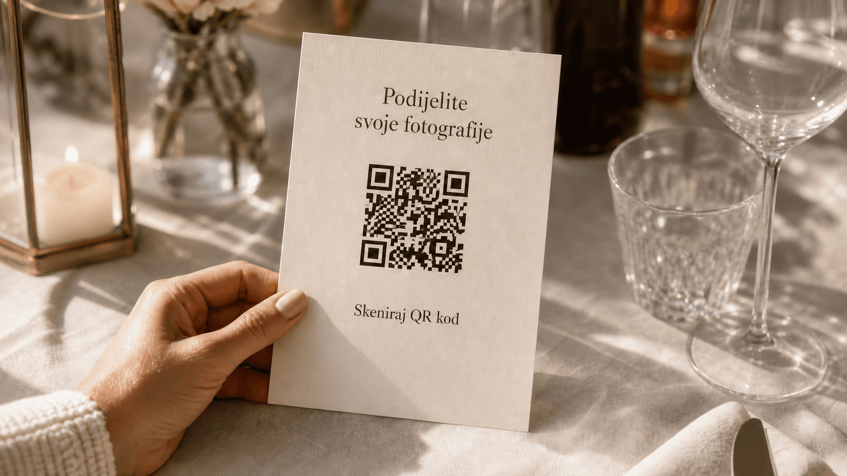 Velaa QR pozivnica na svadbenom stolu